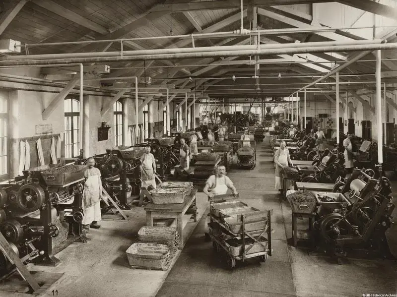 5_1920 ca_Orbe_workers in cocoa grinding hall (CH_AHN_CSP1_A.1.12-010.049)_2