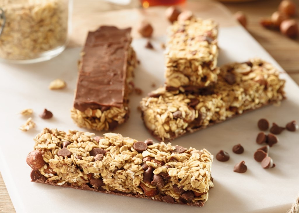 Muesliriegel mit Haferflocken, Haselnüssen, Banane und Schokoladentropfen