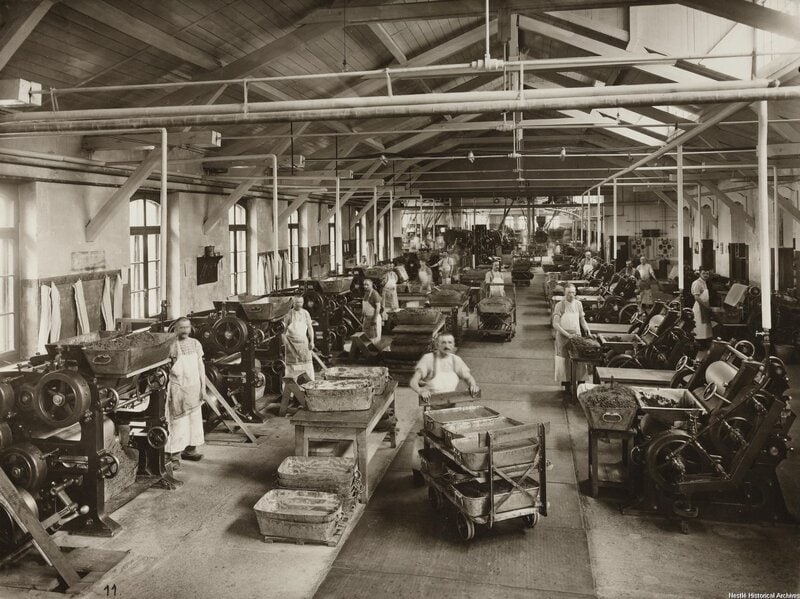 5_1920 ca_Orbe_workers in cocoa grinding hall (CH_AHN_CSP1_A.1.12-010.049)_2