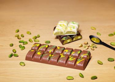 Pistachio Delight: Craft your own filled chocolate bar!