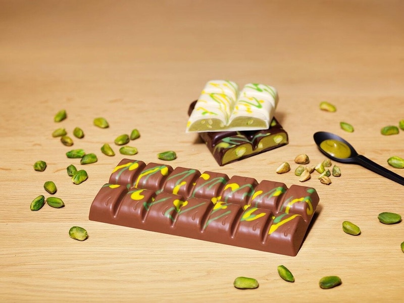 Pistachio Delight: Craft your own filled chocolate bar!